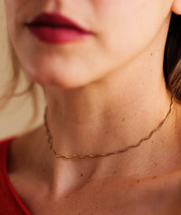 Mimi Neckchain — Gold wave chain on model, detail — MYFASHIONFRUIT