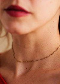 Mimi Neckchain — Gold wave chain on model, detail — MYFASHIONFRUIT