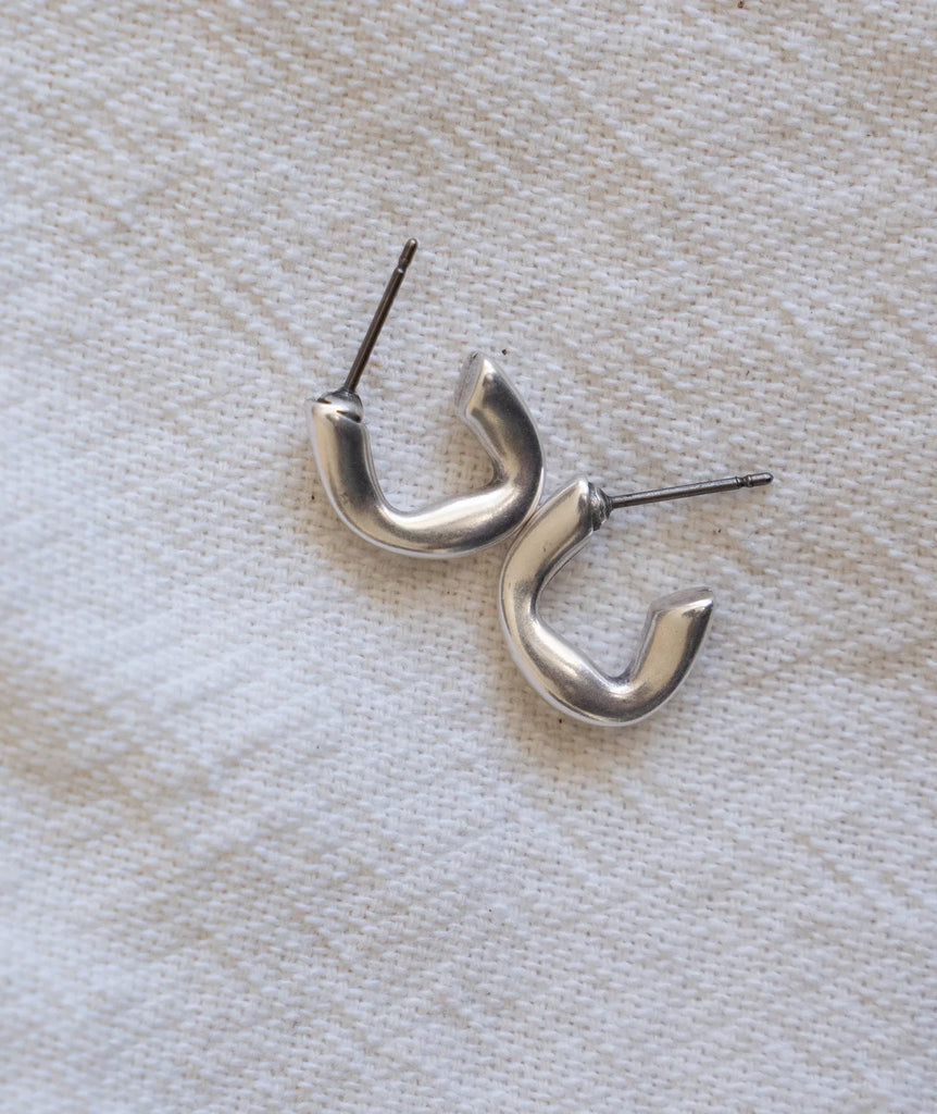 Hebe Hoops — Silver curved hoops, detail — MYFASHIONFRUIT
