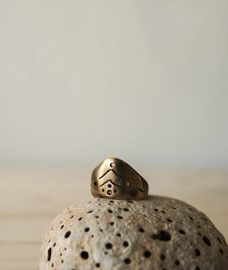 Maya Chevalier - Knuckle Ring — Gold ring with etched details, detail — MYFASHIONFRUIT