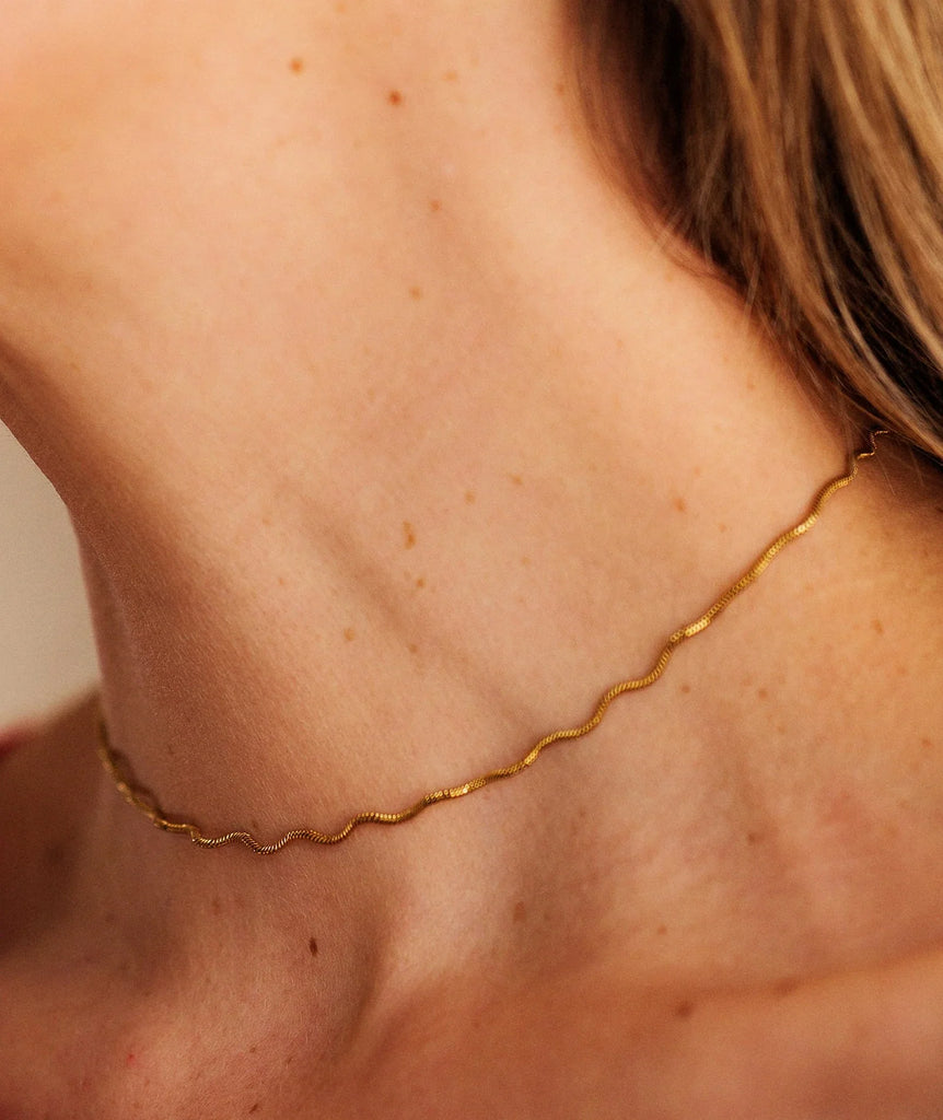 Mimi Neckchain — Gold wave chain detail on model — MYFASHIONFRUIT