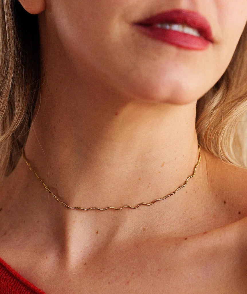 Mimi Neckchain — Gold wavy chain on model — MYFASHIONFRUIT