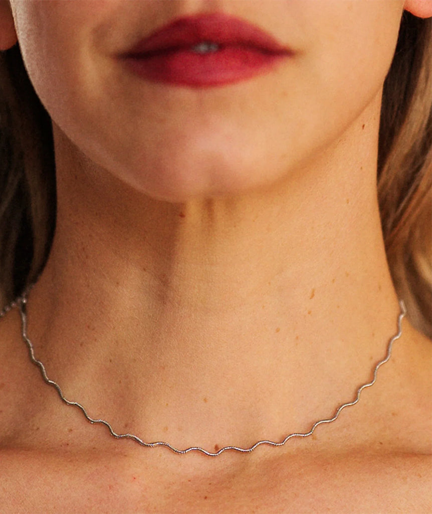 Mimi Neckchain — Silver wavy necklace on model — MYFASHIONFRUIT