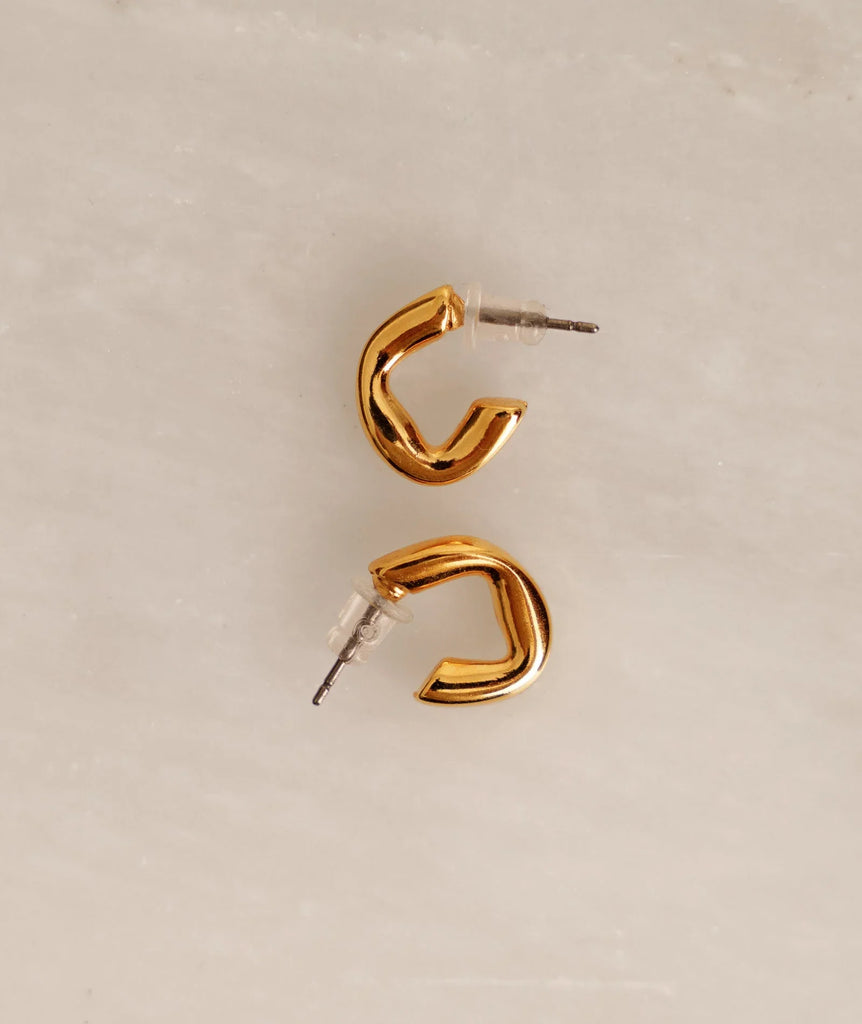 Hebe Hoops — Gold small C-shaped earrings, detail — MYFASHIONFRUIT