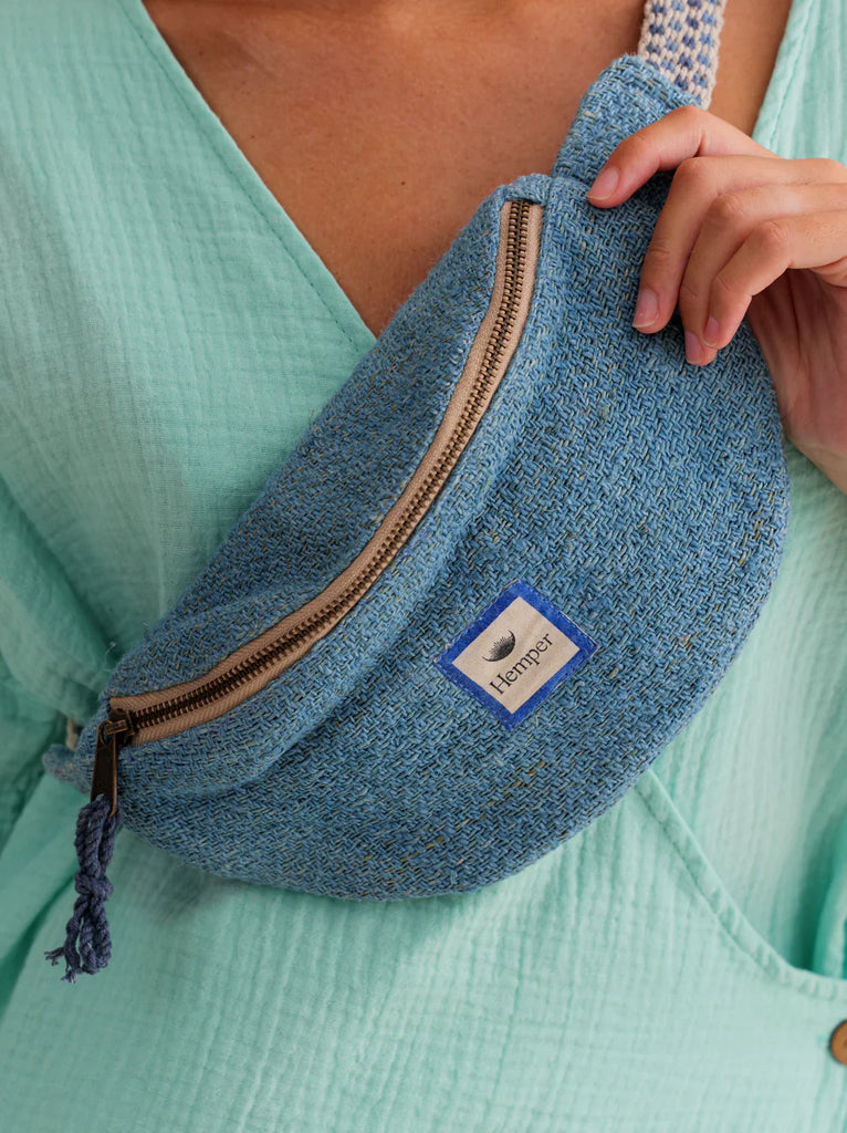 Jannu Waistbag Azul — blue woven bag on model, detail — MYFASHIONFRUIT