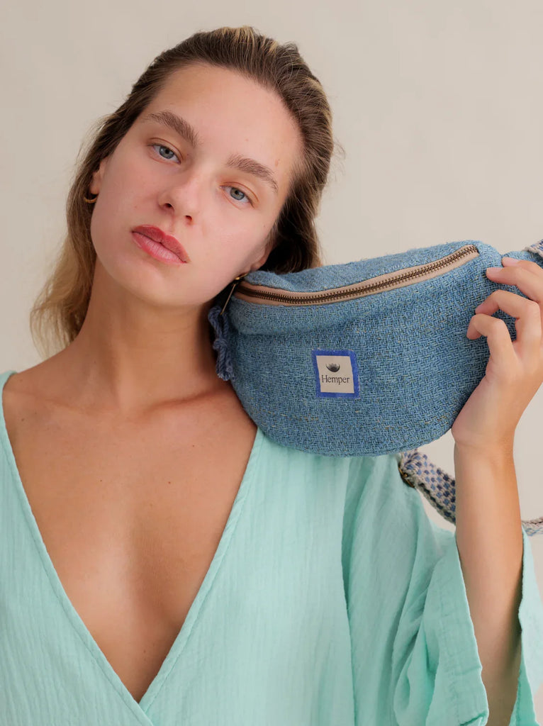 Jannu Waistbag - Azul — Blue hemp bag on model — MYFASHIONFRUIT