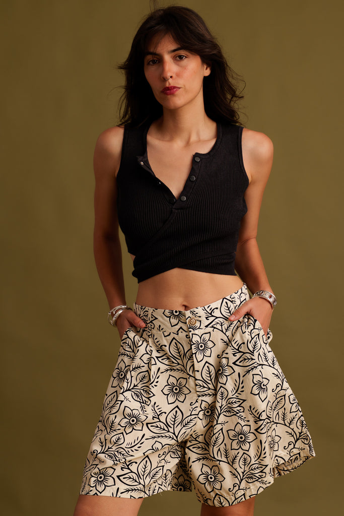 Sésame Bermuda Shorts — Floral print shorts on model — MYFASHIONFRUIT