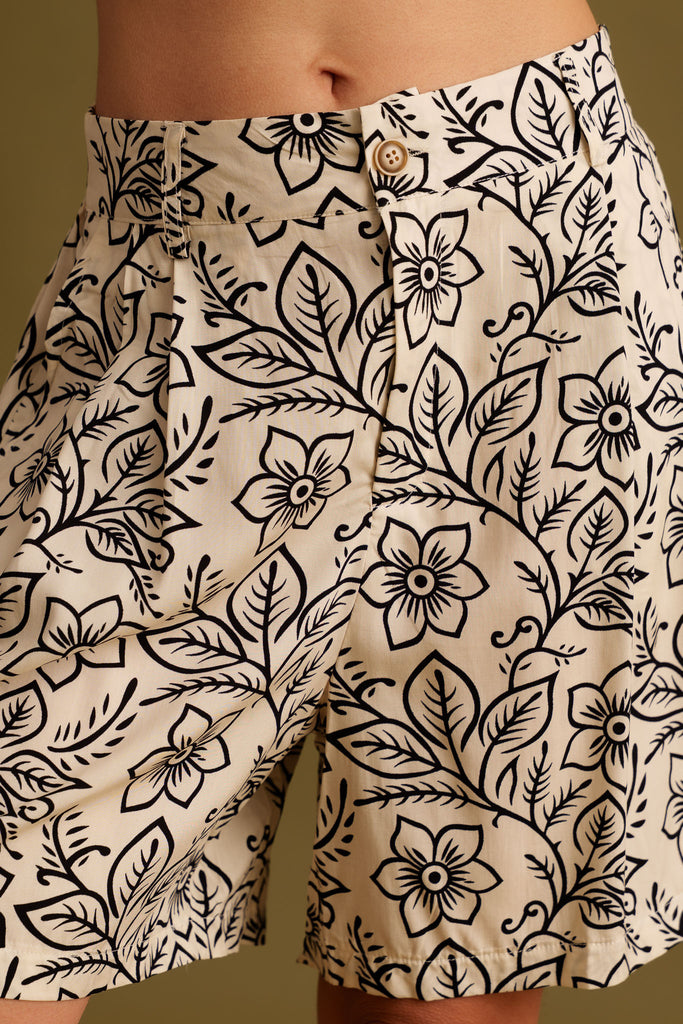 Sésame Bermuda Shorts — Floral print shorts on model, detail — MYFASHIONFRUIT