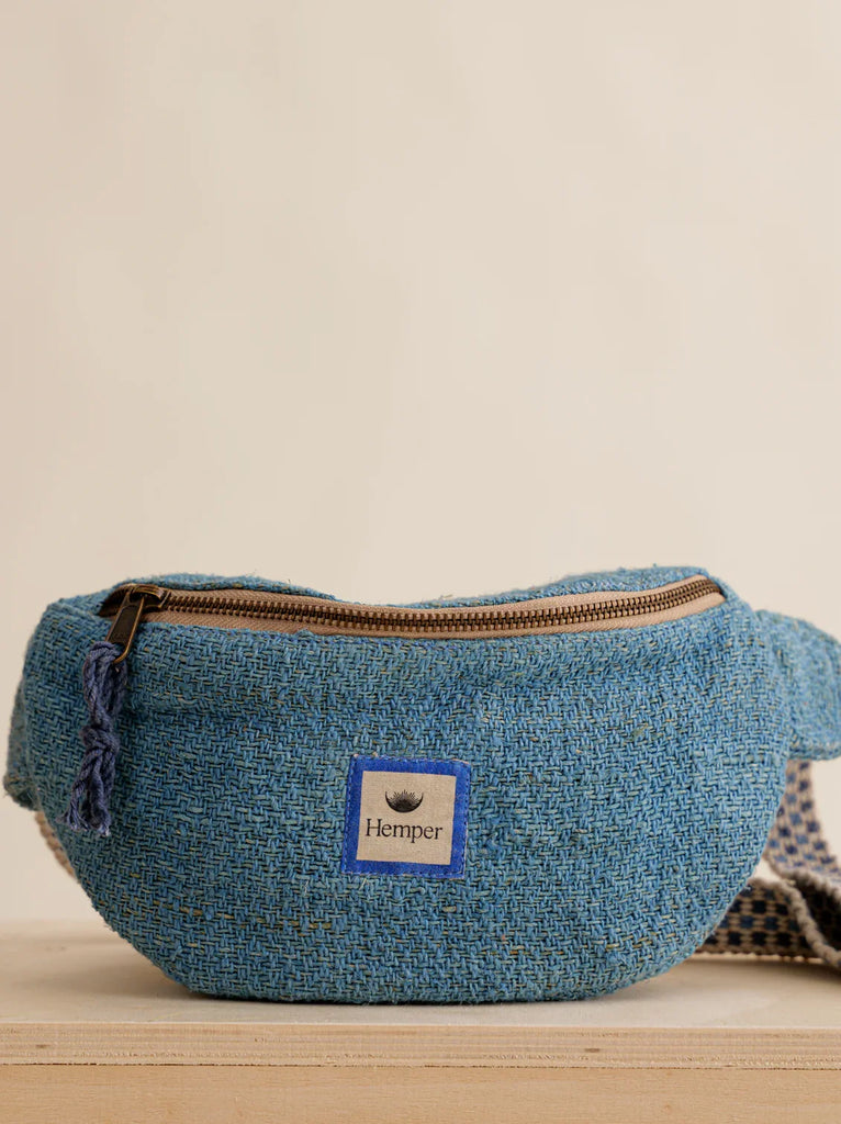 Jannu Waistbag - Azul — Blue hemp fanny pack, detail — MYFASHIONFRUIT