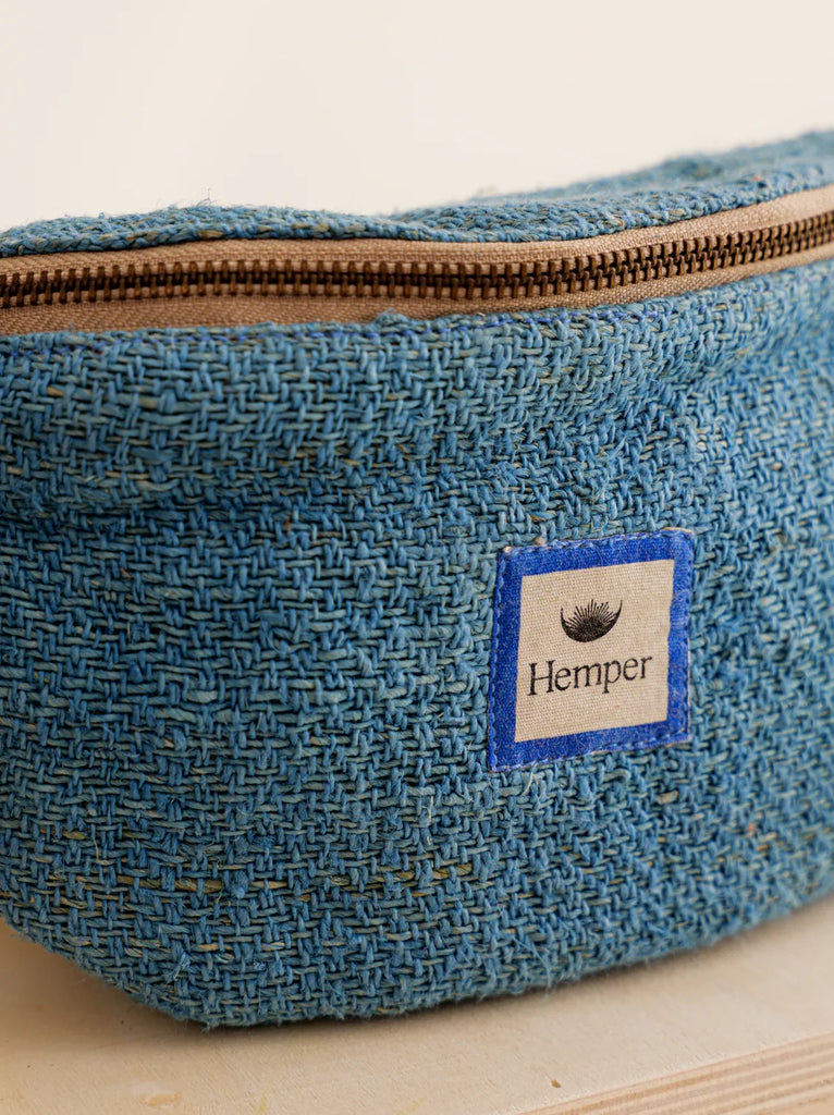 Jannu Waistbag - Azul — Detail of blue woven bag with zipper — MYFASHIONFRUIT
