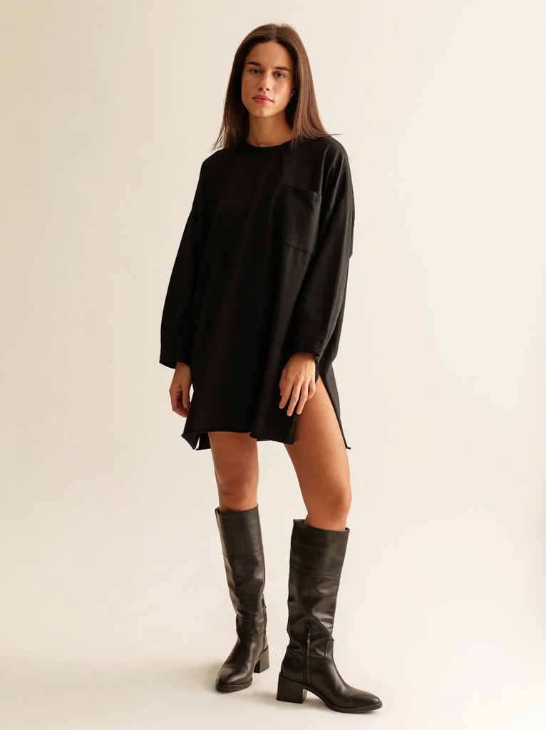 Mo Longline Top — black linen, on model — MYFASHIONFRUIT