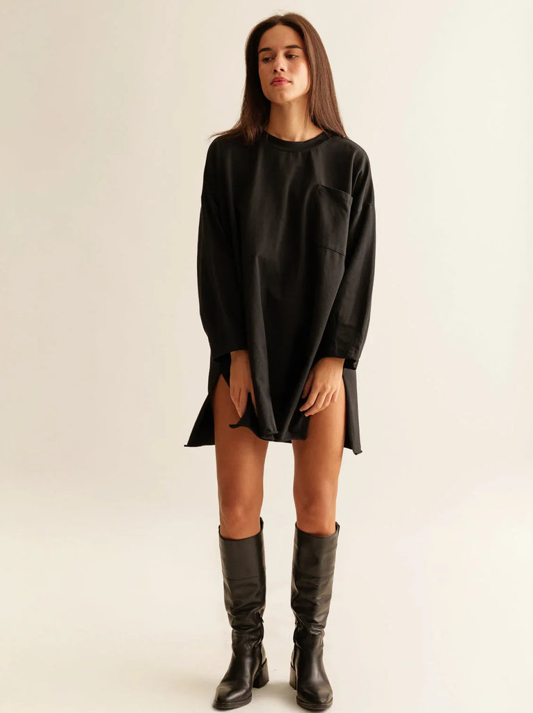 Mo Longline Top — Black oversized tee with pocket on model — MYFASHIONFRUIT