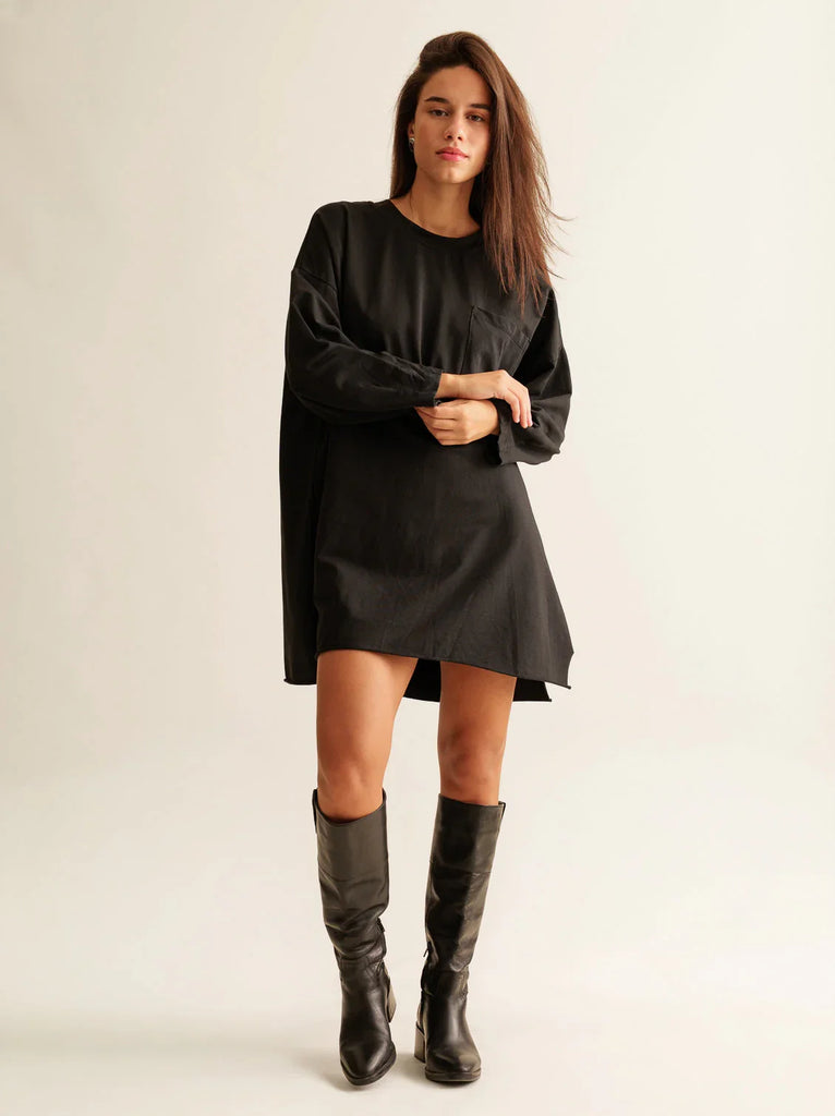 Mo Longline Top — Black top with pocket, on model — MYFASHIONFRUIT