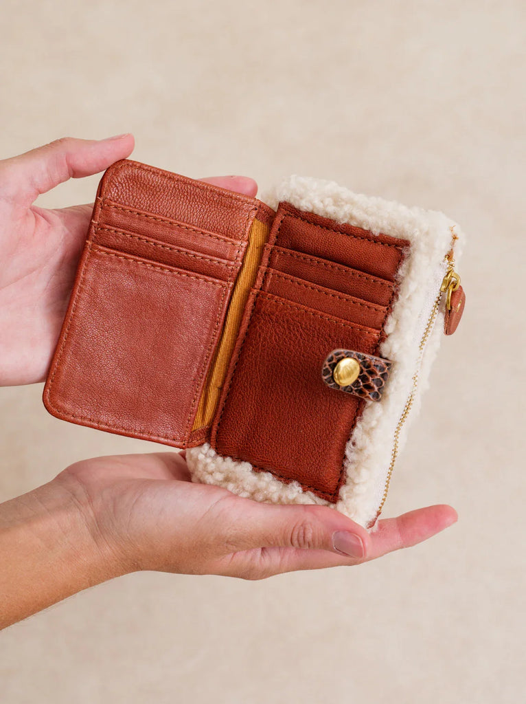 Lorine Wallet — Brown leather wallet with shearling, detail — MYFASHIONFRUIT