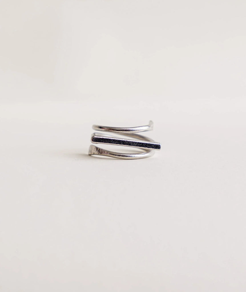 Omna Silver Ring — Silver metal ring detail — MYFASHIONFRUIT