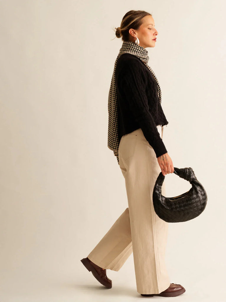 Maelle Bag — Black woven bag on model — MYFASHIONFRUIT