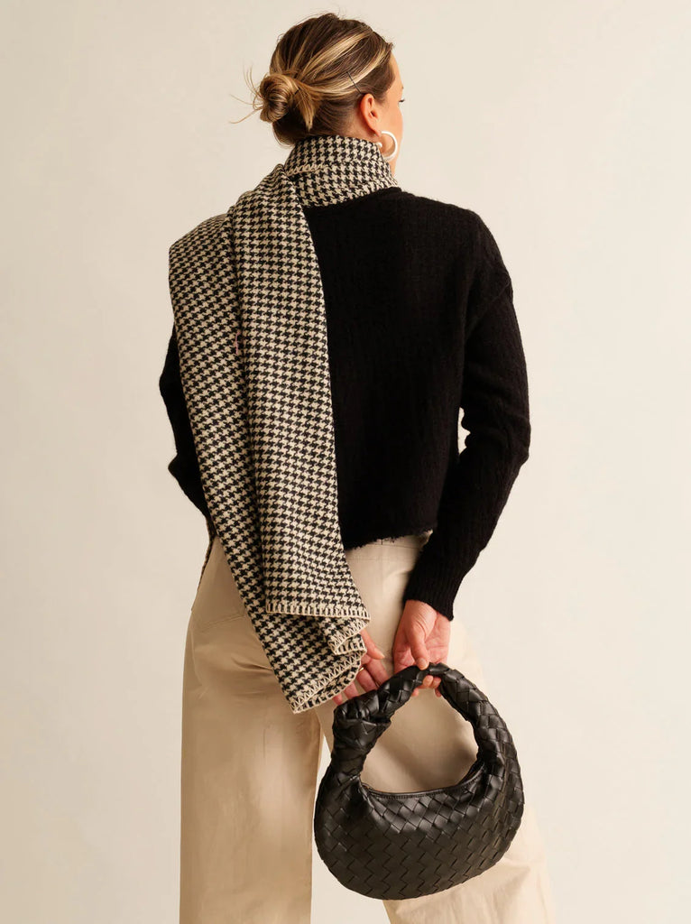 Maelle Bag — black woven bag on model — MYFASHIONFRUIT