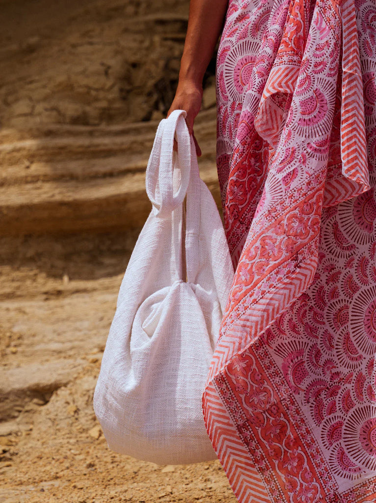 Kezia Bag — White cotton bag and pink print pareo on model — MYFASHIONFRUIT