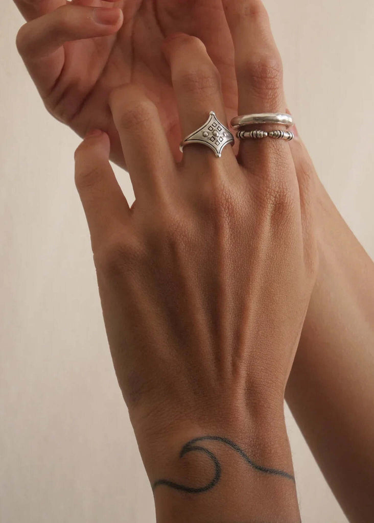 Rondelles Ring — Silver rings on hand, detail — MYFASHIONFRUIT