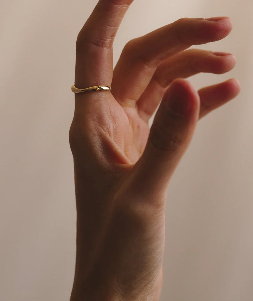 Piero Wave Ring — Gold ring on finger, detail — MYFASHIONFRUIT