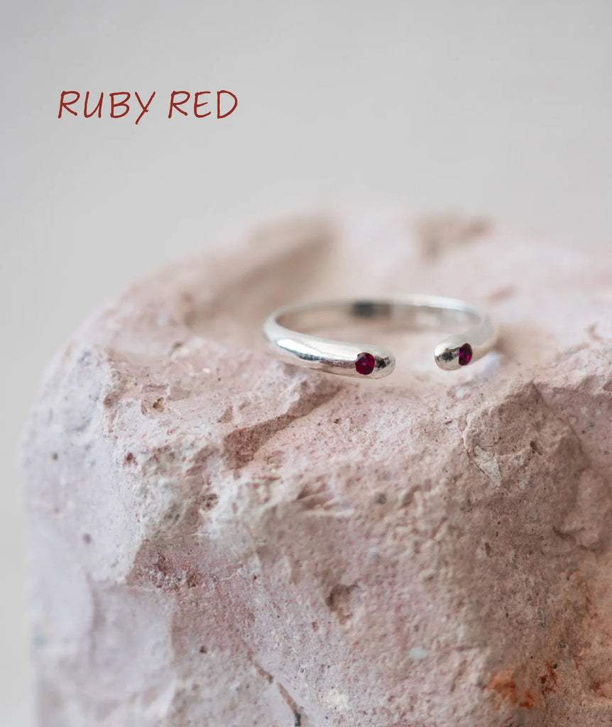 Dione Ring — Silver open ring with ruby stones, detail — MYFASHIONFRUIT