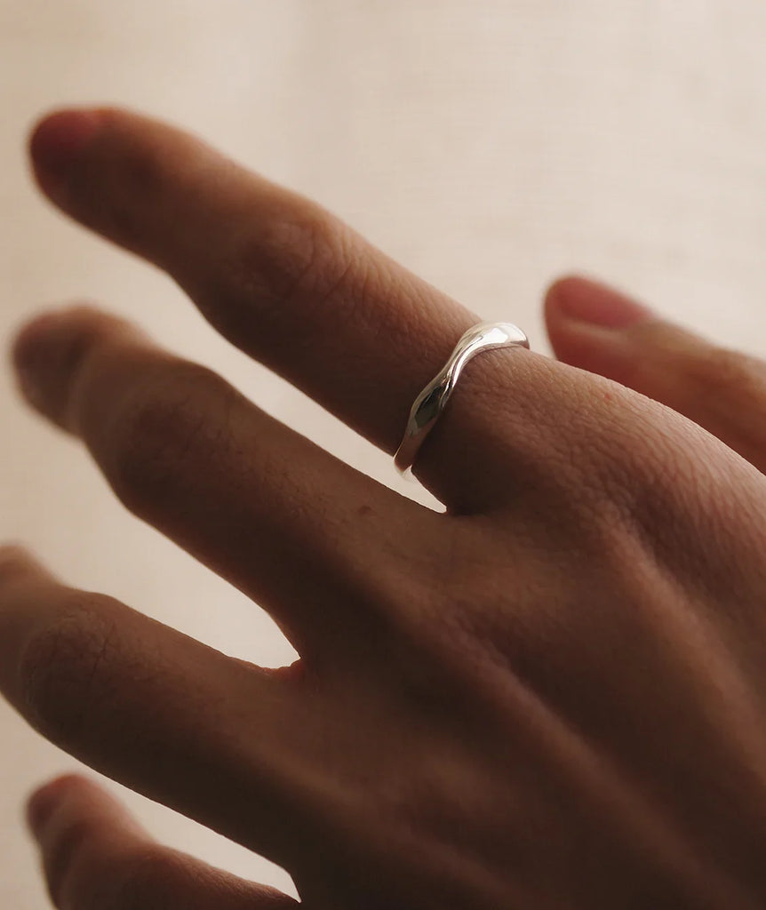 Piero Wave Ring - Silver ring on finger, detail - MYFASHIONFRUIT
