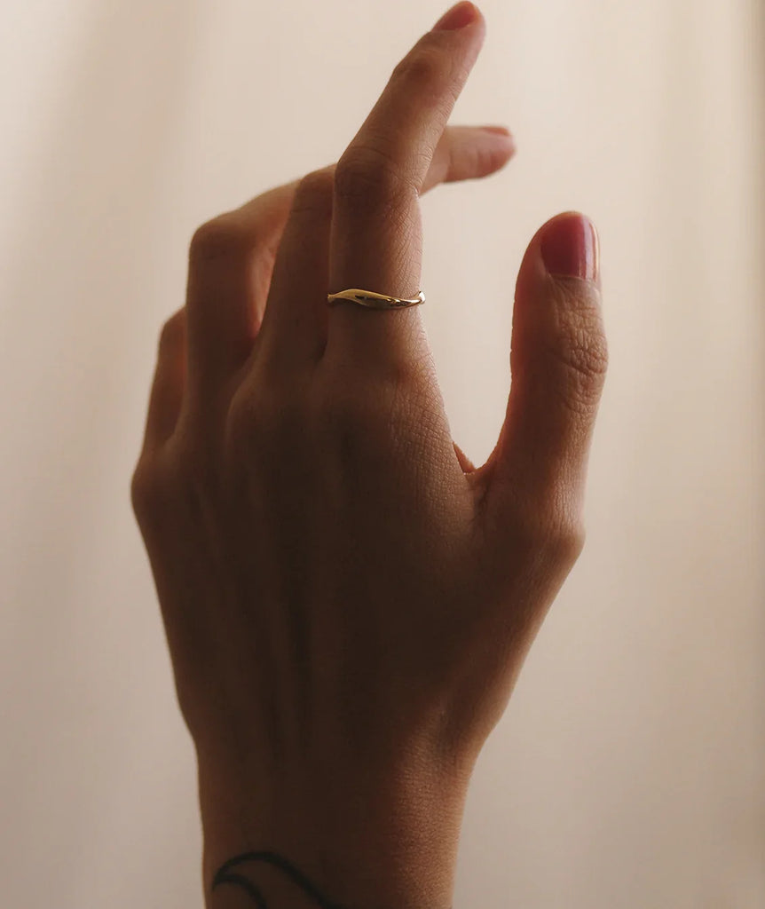 Piero Wave Ring — Gold ring detail on hand — MYFASHIONFRUIT